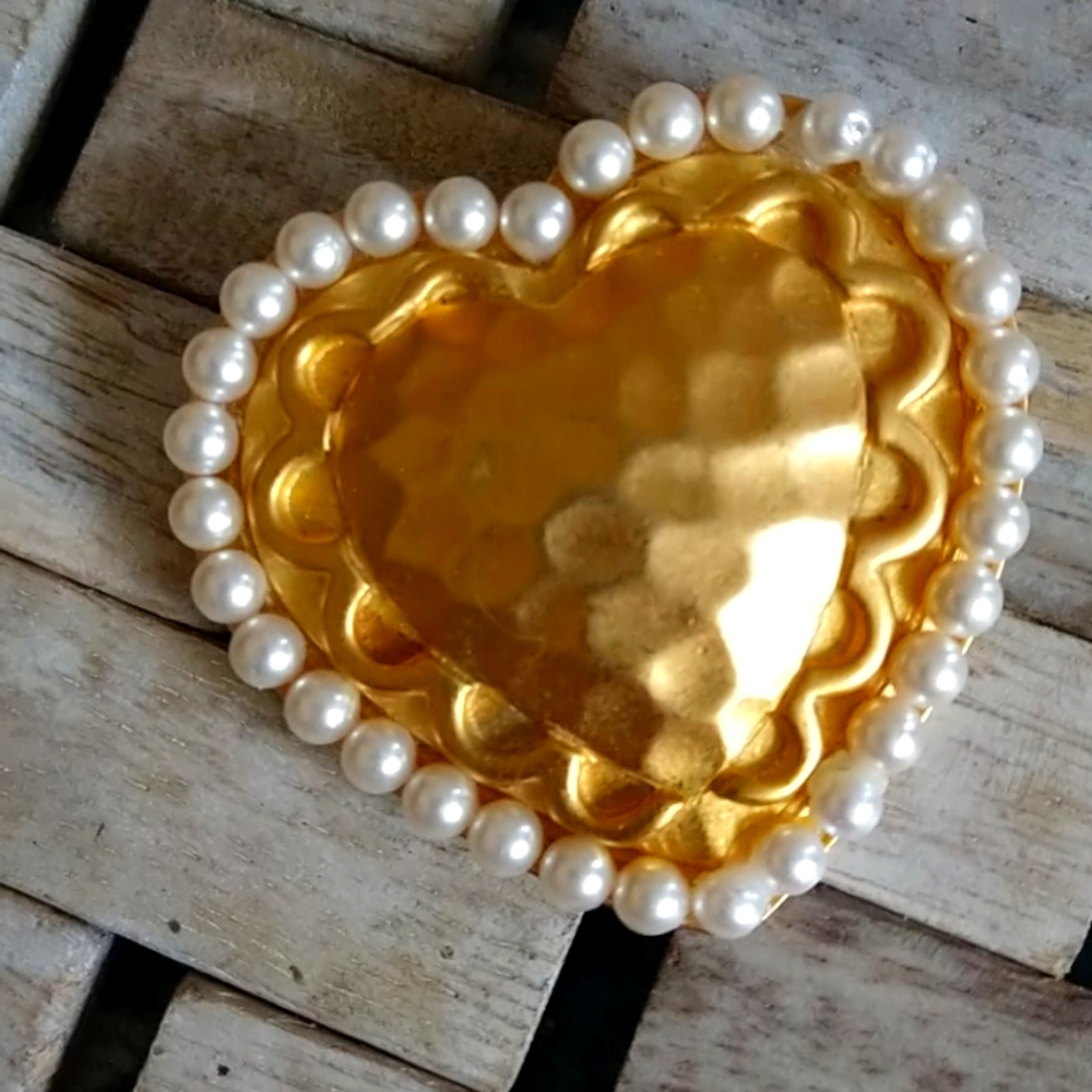 Gorgeous vintage gold artisan heart pin